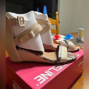 NIB: Madeline Women’s Marty wedge sandal, cross cross strap/buckle &zipper back